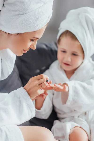 Selektiver Fokus Der Frau Die Fingernägel Des Kindes Mit Schmelz — Stockfoto