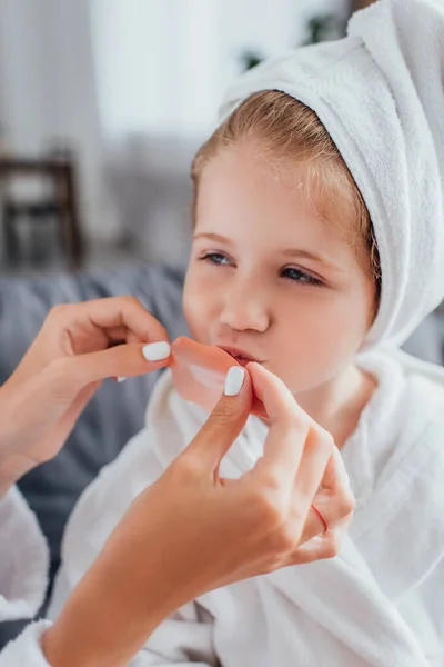 Vista Recortada Mujer Aplicando Parche Hidrogel Los Labios Hija Con — Foto de Stock