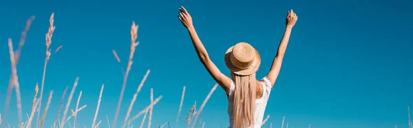 Back View Woman Straw Hat Standing Raised Hands Blue Sky — Stock Photo, Image