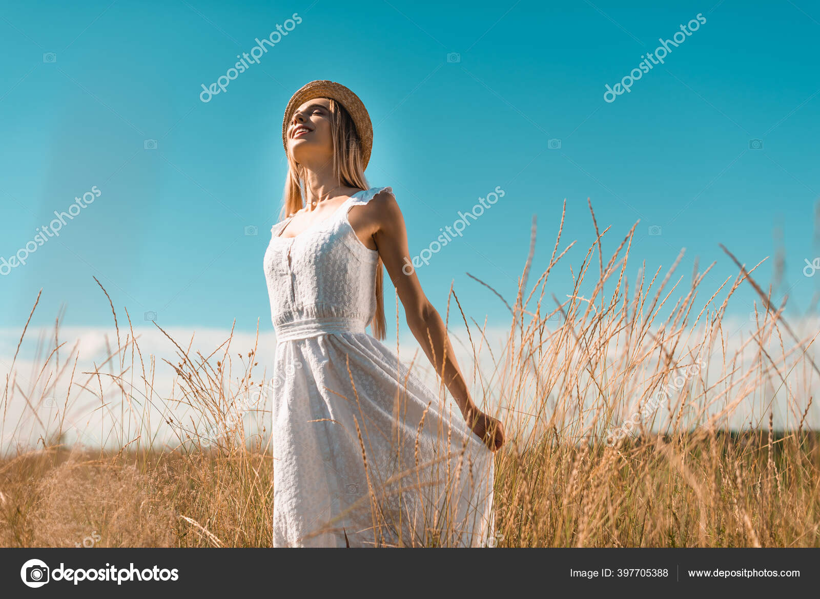 Селективное Внимание Молодой Женщины Соломенной Шляпе Трогающей.