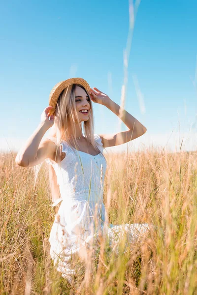 Enfoque Selectivo Mujer Rubia Con Estilo Vestido Blanco Mirando Hacia — Foto de Stock