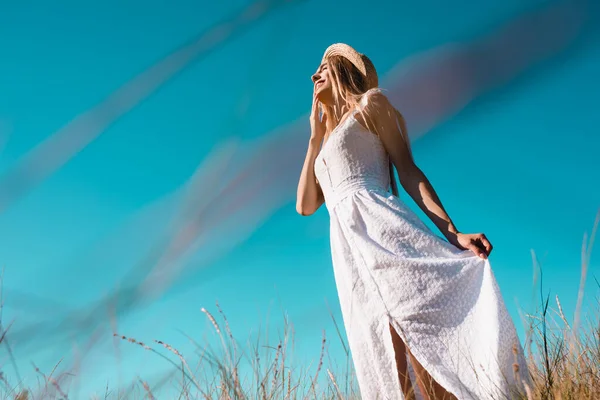 Низкий Угол Зрения Чувственной Женщины Трогающей Белое Платье Стоя Фоне — стоковое фото