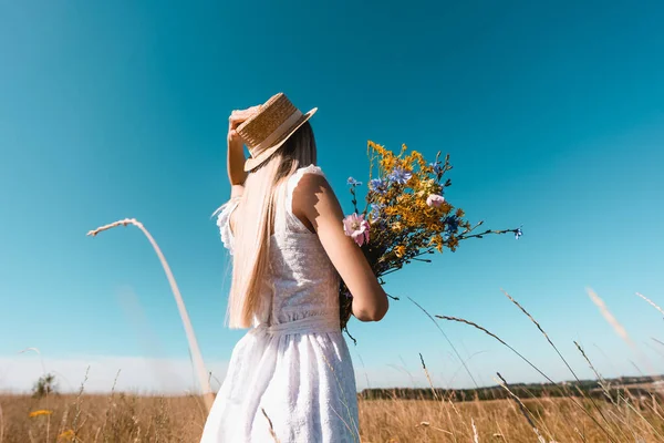 Selective Focus Young Woman White Dress Touching Straw Hat While — Stock Photo, Image
