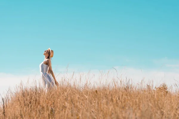 Enfoque Selectivo Mujer Joven Vestido Blanco Sombrero Paja Pie Con — Foto de Stock