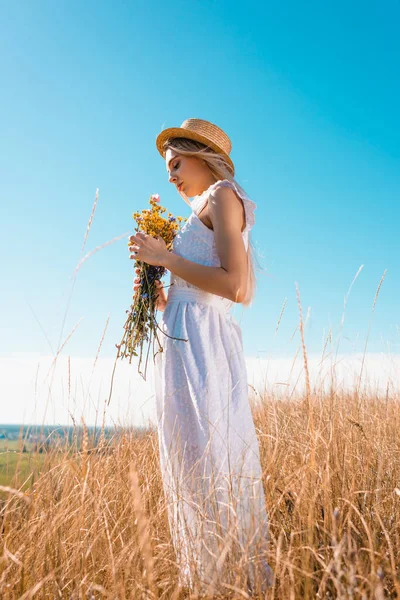 Beyaz Elbiseli Şapkalı Şık Bir Kadın Mavi Gökyüzüne Karşı Kır — Stok fotoğraf