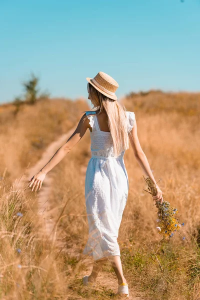 Back View Young Woman White Dress Straw Hat Holding Wildflowers — Stock Photo, Image