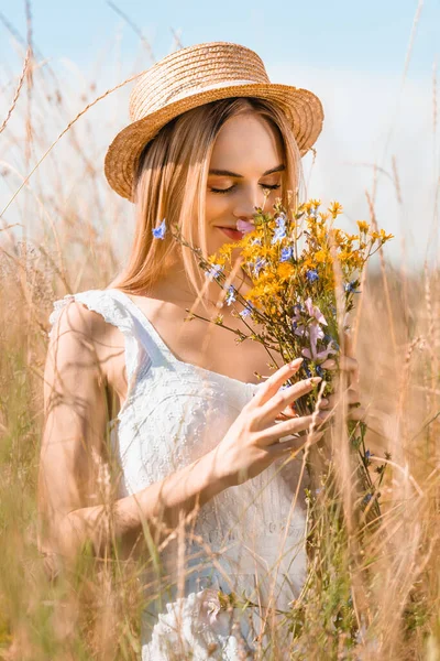 Selective Focus Stylish Woman Straw Hat Smelling Bouquet Wildflowers Grassy — Stock Photo, Image