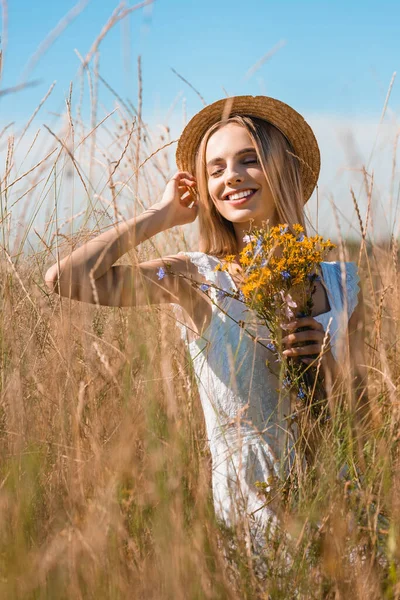 Enfoque Selectivo Mujer Sensual Joven Tocando Sombrero Paja Mientras Sostiene — Foto de Stock