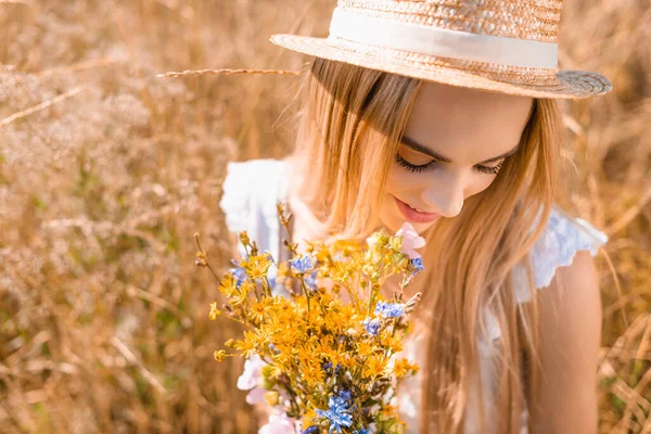 High Angle View Sensual Blonde Woman Straw Hat Holding Bouquet — Stock Photo, Image