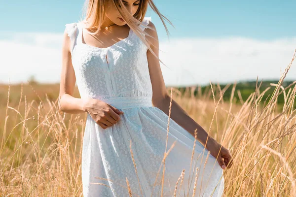 Mujer Joven Tocando Vestido Blanco Mientras Está Pie Campo Herboso —  Fotos de Stock