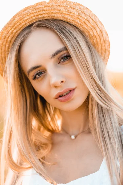Portrait Young Blonde Woman Straw Hat Looking Camera Sunshine — Stock Photo, Image