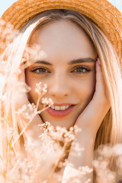 Retrato Mulher Loira Sensual Chapéu Palha Olhando Para Câmera Tocando — Fotografia de Stock