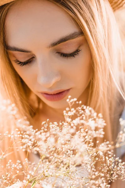 Portret Zamyślonej Blondynki Pobliżu Dzikich Kwiatów Selektywne Skupienie — Zdjęcie stockowe