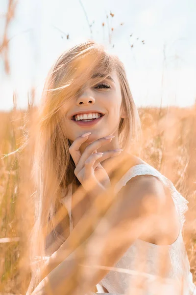Вибірковий Фокус Збудженої Блондинки Торкається Шиї Дивлячись Камеру Біля Трави — стокове фото