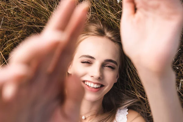 Bovenaanzicht Van Opgewonden Blonde Vrouw Kijken Naar Camera Terwijl Liggend — Stockfoto