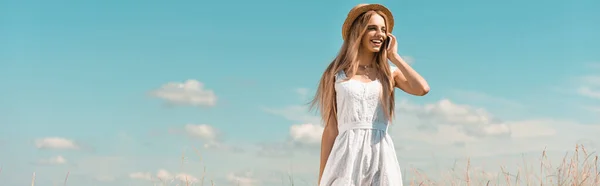 Cabeçalho Site Mulher Loira Chapéu Palha Vestido Branco Falando Smartphone — Fotografia de Stock