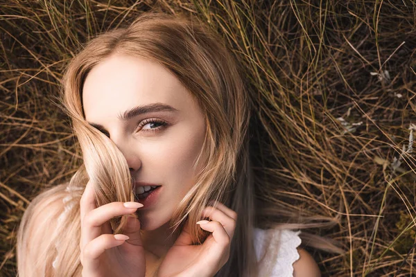 Bovenaanzicht Van Sensuele Blonde Vrouw Liggend Groen Gras Verduisterd Gezicht — Stockfoto