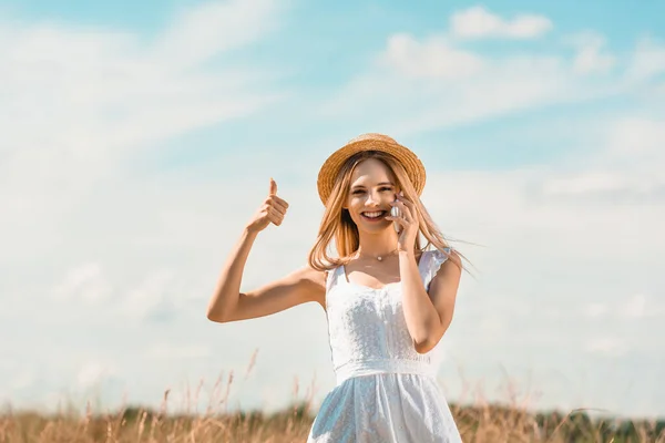 Excited Woman White Dress Straw Hat Showing Thumb While Looking — Stock Photo, Image
