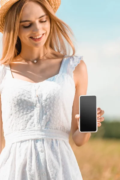 Blonde Woman White Dress Straw Hat Showing Smartphone Blank Screen — Stock Photo, Image