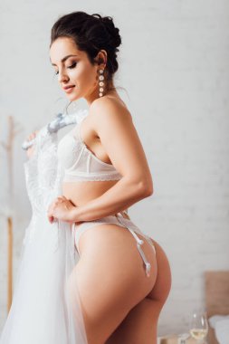 Seksi gelinin seçici odak noktası iç çamaşırları ve gelinlik askısı. 