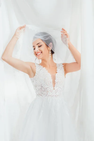 Sposa Bruna Abito Sposa Pizzo Orecchini Perle Con Velo Vicino — Foto Stock