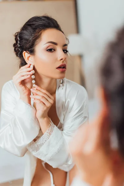 Selective Focus Bride Silk Robe Wearing Pearl Earring Mirror — Stock Photo, Image