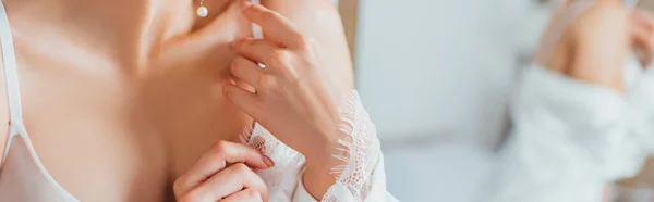 Immagine Orizzontale Della Sposa Reggiseno Toccare Abito Seta Casa — Foto Stock