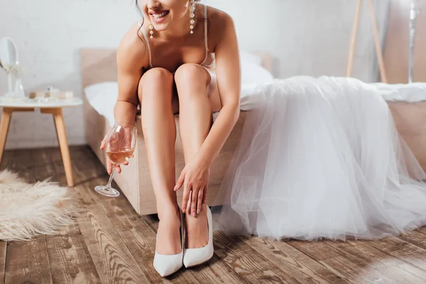 Обрезанный Вид Невесты Бюстгальтере Ботинки Бокалом Вина Возле Свадебного Платья — стоковое фото