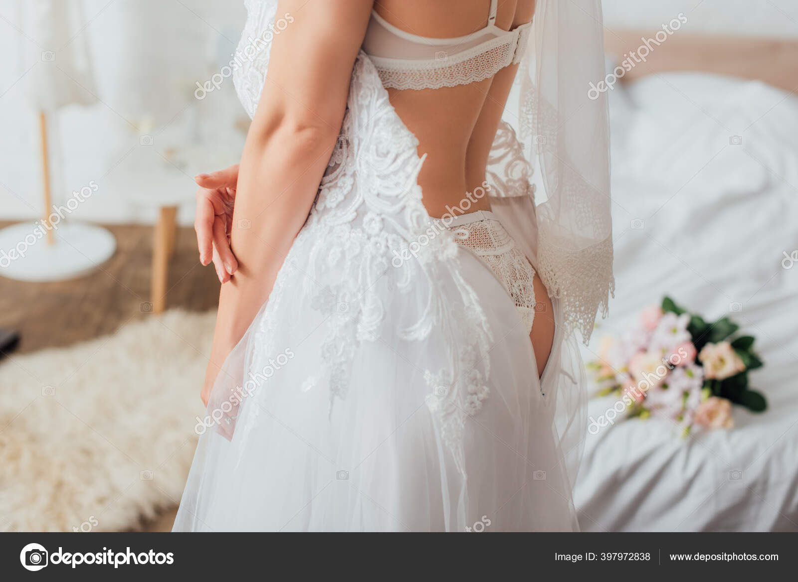 Cropped View Bride Underwear Veil Putting Lace Wedding Dress