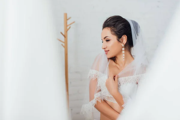 Selective Focus Brunette Bride Bra Pearl Earring Wearing Lace Veil — Stock Photo, Image