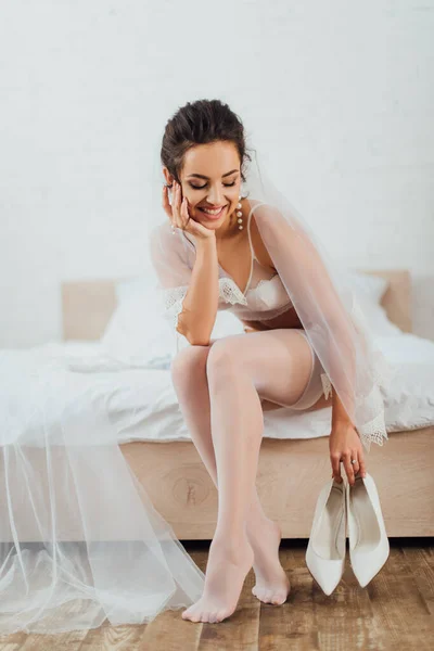 Brunette Bride Bra Stockings Veil Holding Heels Wedding Dress Bed — Stock Photo, Image