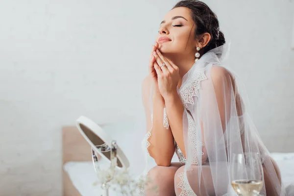 Selective Focus Bride Lingerie Veil Sitting Glass Wine Mirror Bed — Stock Photo, Image