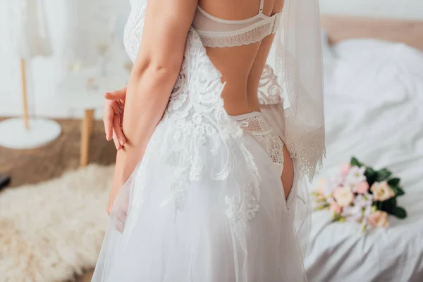 Vista Cortada Noiva Roupa Interior Véu Colocando Vestido Noiva Renda — Fotografia de Stock