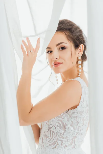 Brunette Noiva Renda Vestido Noiva Olhando Para Câmera Tocar Cortinas — Fotografia de Stock
