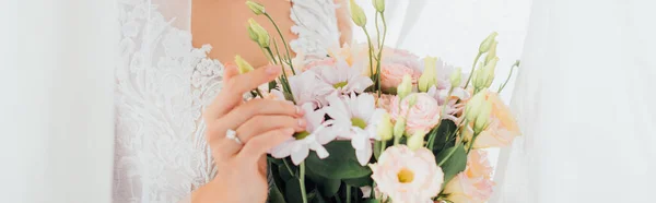 Panorama Ernte Der Braut Berührt Blumenstrauß Der Nähe Von Vorhängen — Stockfoto