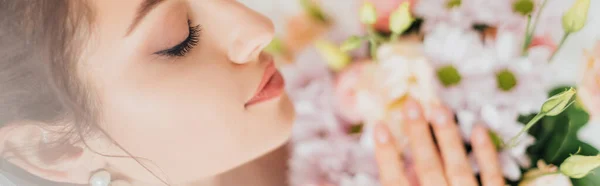 Panoramatický Snímek Nevěsty Dotýkající Květin Kytici — Stock fotografie