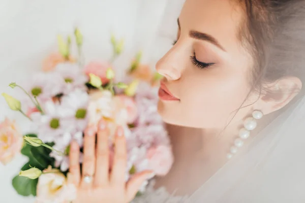 Foco Selectivo Novia Con Los Ojos Cerrados Tocando Ramo —  Fotos de Stock