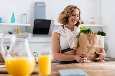 Seçici odak noktası, alışveriş torbası taşıyan genç bir kadın. 