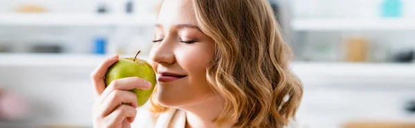 Πανοραμική Καλλιέργεια Της Γυναίκας Κλειστά Μάτια Μυρίζοντας Μήλο — Φωτογραφία Αρχείου