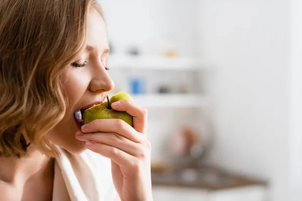 Young Woman Closed Eyes Biting Apple Kitchen — Stock Photo, Image