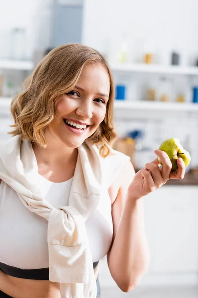 Young Woman Looking Camera Holding Green Apple — Stock Photo, Image