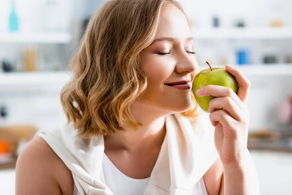 Mujer Joven Con Los Ojos Cerrados Oliendo Manzana Verde —  Fotos de Stock