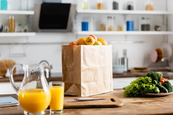 Foco Seletivo Saco Papel Com Mantimentos Perto Jarro Com Suco — Fotografia de Stock