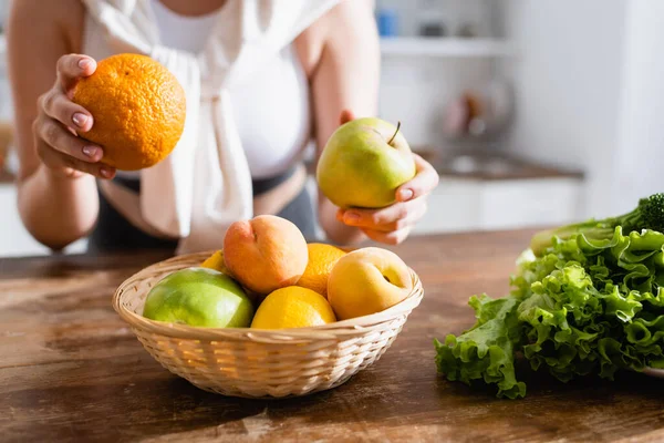 Vista Cortada Mulher Segurando Laranja Maçã Nas Mãos — Fotografia de Stock