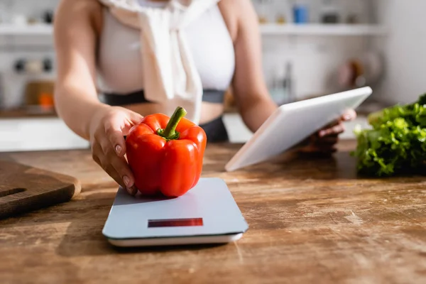 Pemandangan Wanita Menyentuh Paprika Dan Memegang Tablet Digital Dapur — Stok Foto