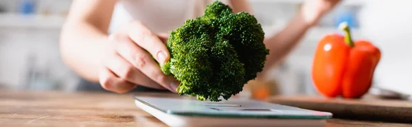 Cultivo Horizontal Mujer Sosteniendo Brócoli Cerca Escamas Cocina —  Fotos de Stock