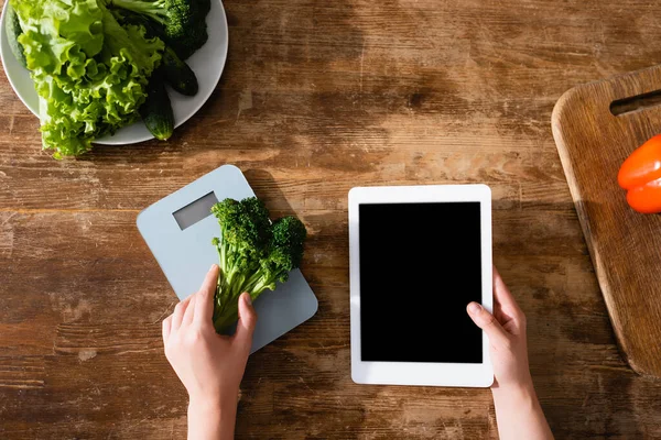 Vista Superior Mulher Segurando Brócolis Perto Balanças Cozinha Tablet Digital — Fotografia de Stock