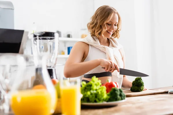 Selective Focus Woman Cutting Fresh Broccoli Chopping Board Jug Orange — Stock Photo, Image