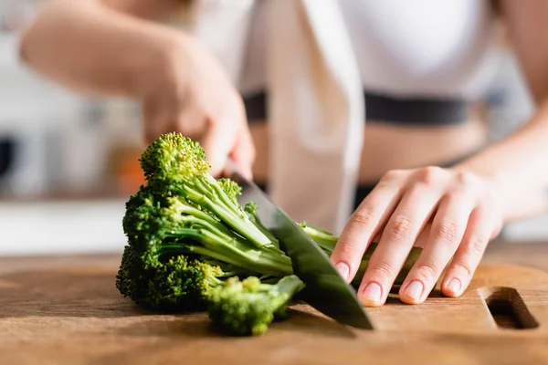 Close Woman Cutting Fresh Broccoli Chopping Board — Stock Photo, Image