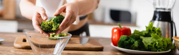 Panoramic Orientation Woman Putting Broccoli Bowl Vegetables — Stock Photo, Image